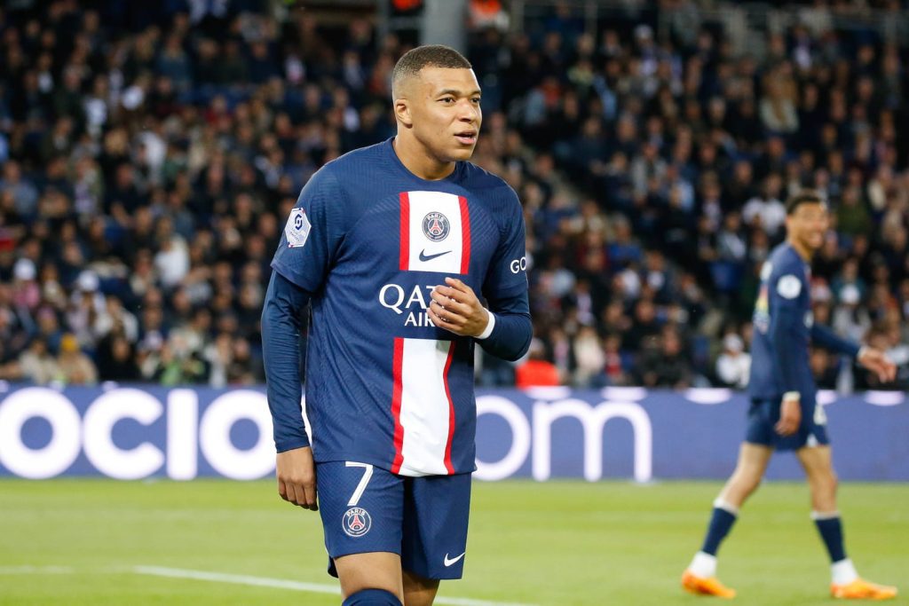 Le Bras de Fer Énigmatique entre Kylian Mbappé et le Paris Saint-Germain Un Avenir Incertain pour la Star du Football