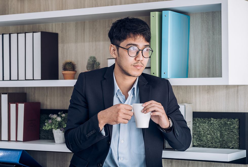 Jeune professionnel buvant du café et prenant une pause du travail