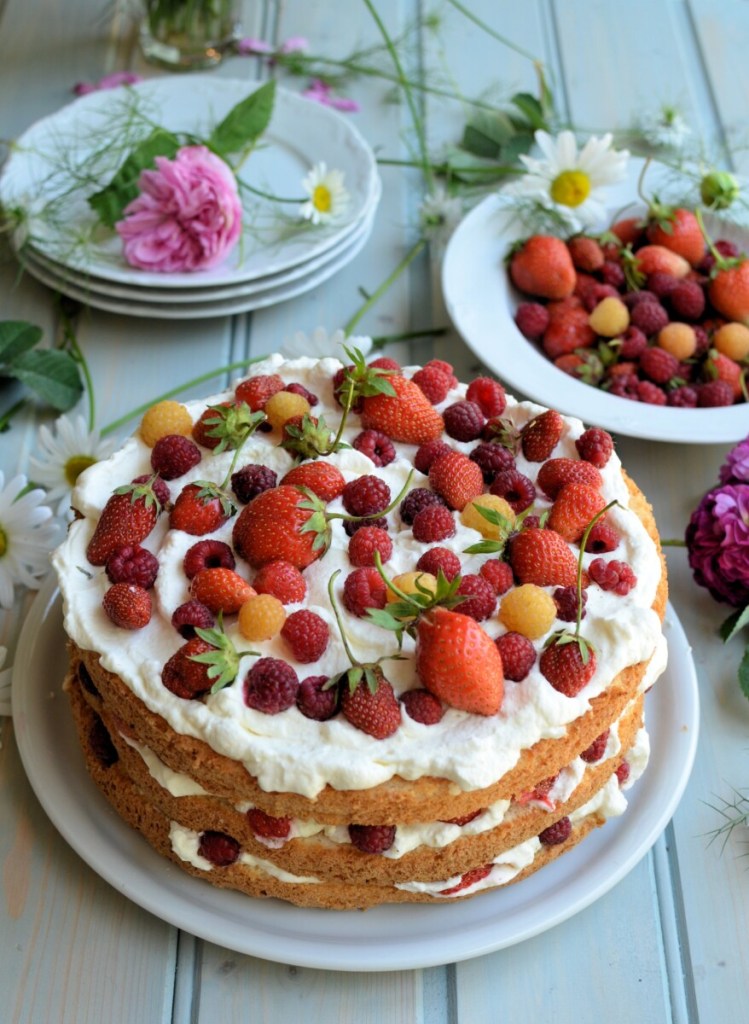 Gâteau suédois du milieu de l'été aux baies et à la crème