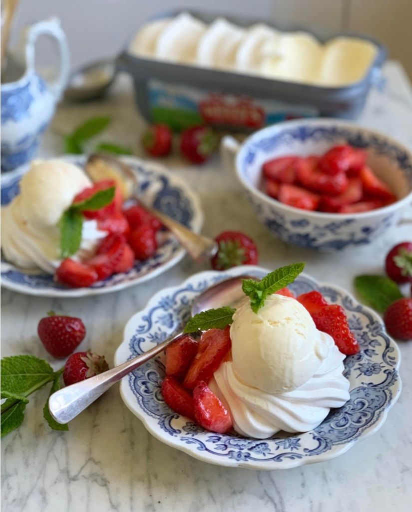 Pavlova aux fraises et à la crème caillée