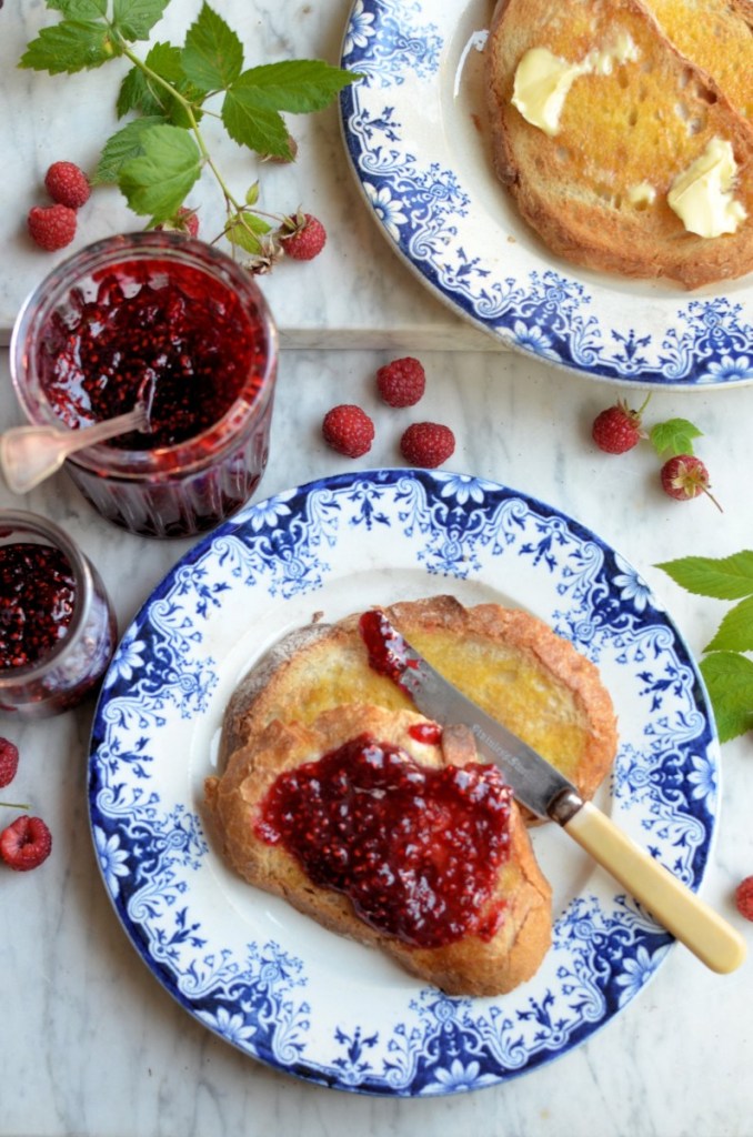 L'alchimie du fruit et du sucre : une confiture de framboise en panier