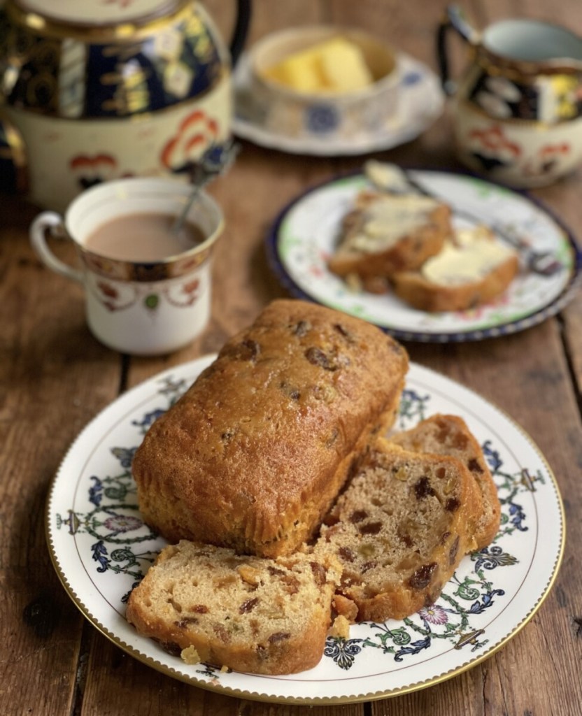 Pain au thé au gingembre et sirop doré avec tige