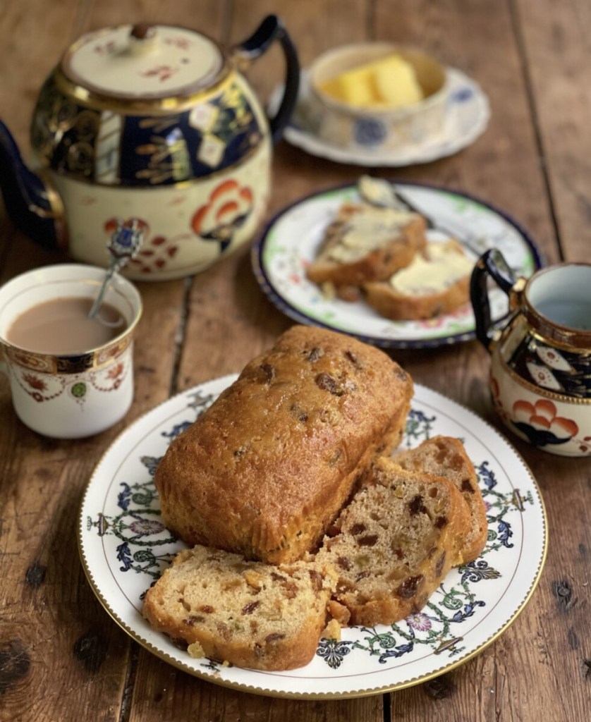 Pain au thé au gingembre et sirop doré avec tige