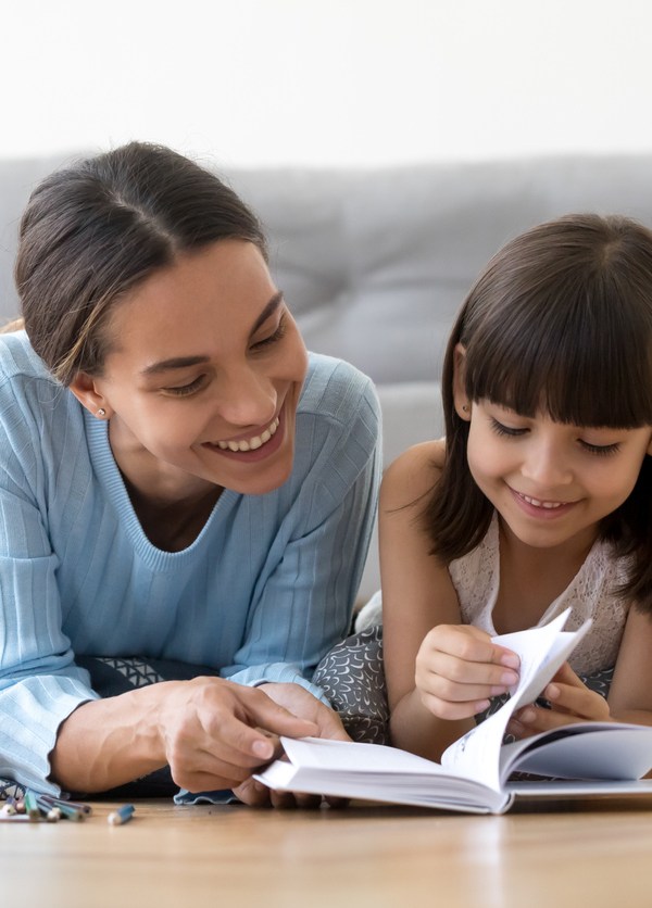 mère parlant à sa fille