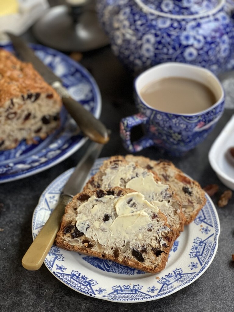 Pain au thé fruité aux dattes et aux noix (sans gras et faible en sucre)