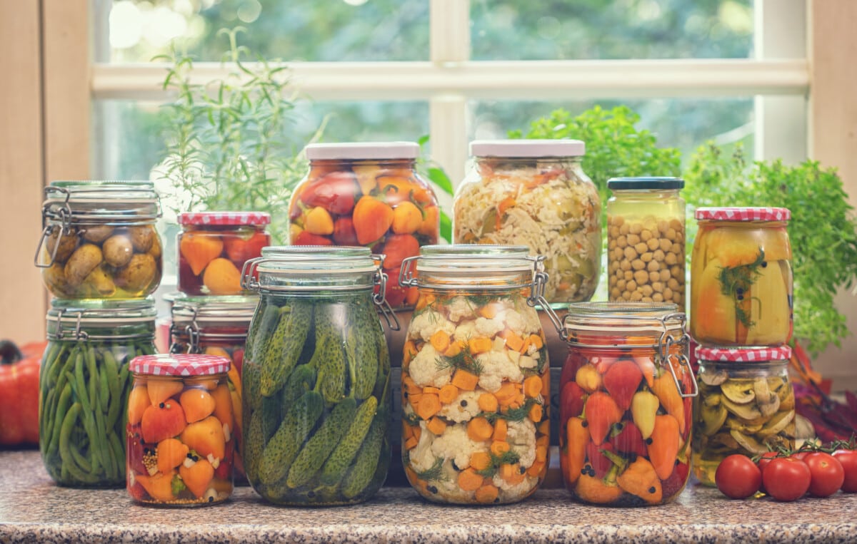 Légumes biologiques fraîchement marinés en bocaux à la maison