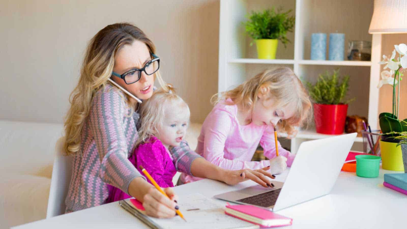 Femme travaillant à domicile