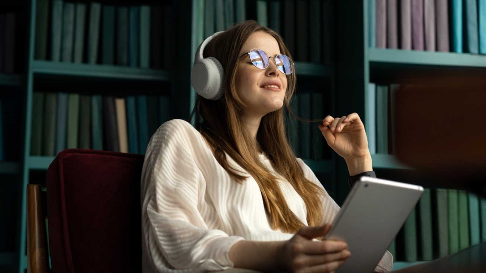 Femme écoutant de la musique et souriant