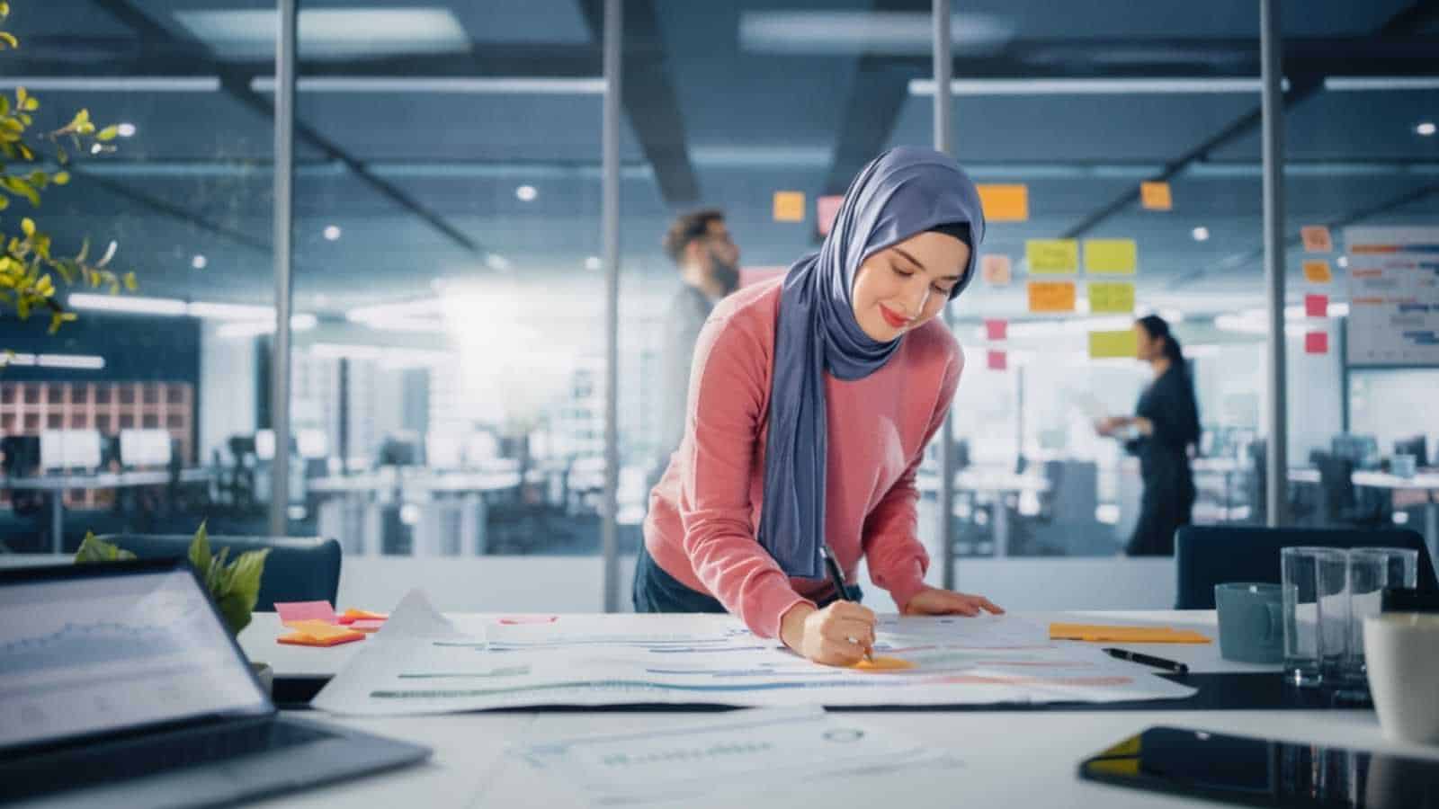 Femme appréciant son travail