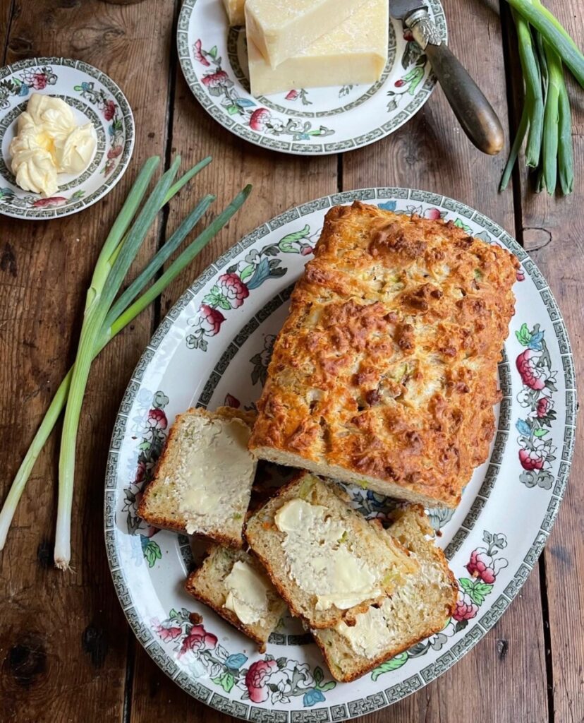 Pain au fromage et scones à l'oignon