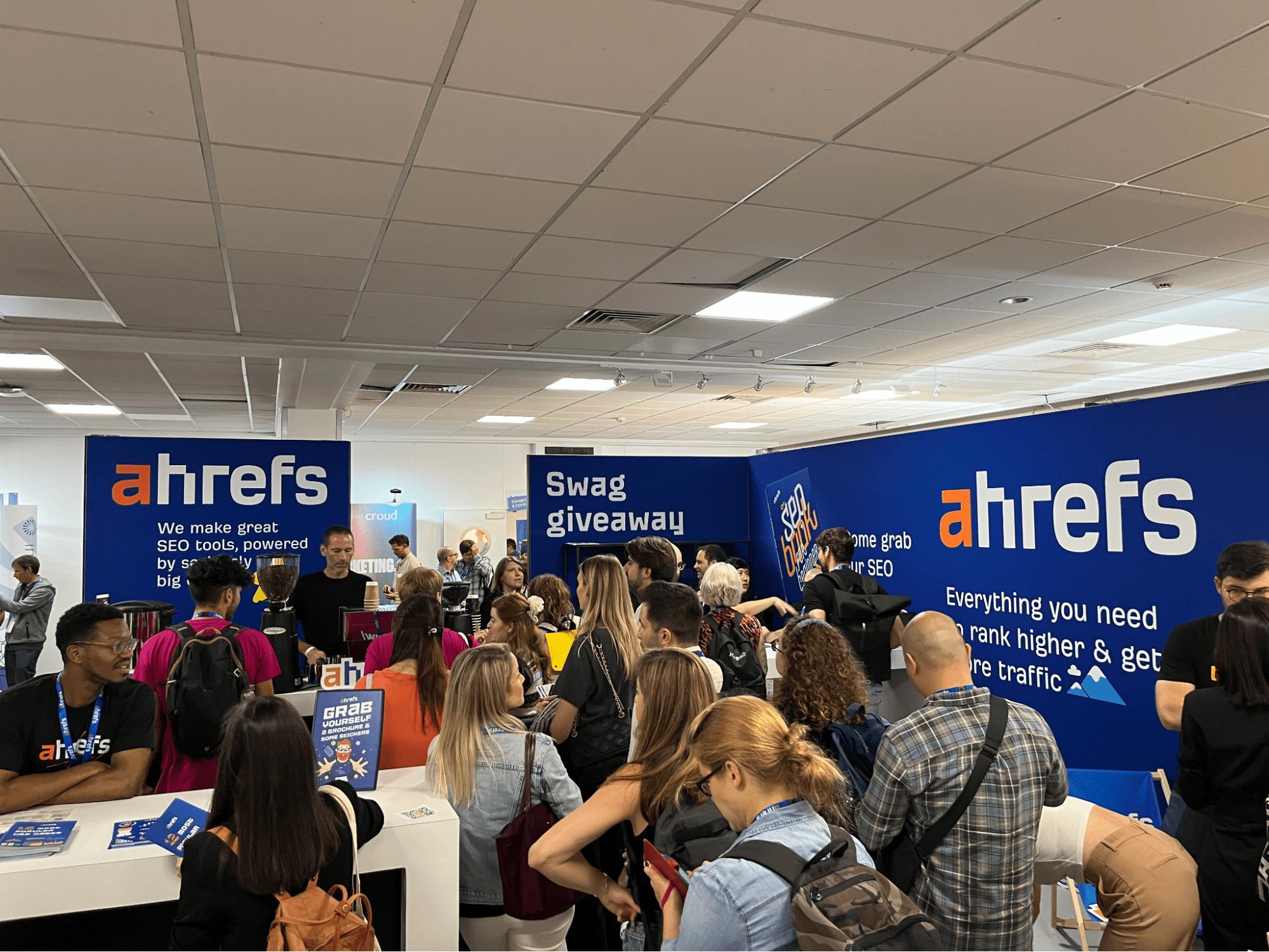 Foule occupée au stand des exposants d’Ahrefs