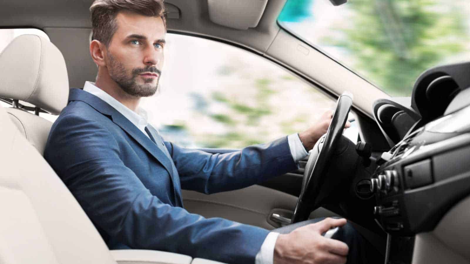 Homme conduisant une voiture