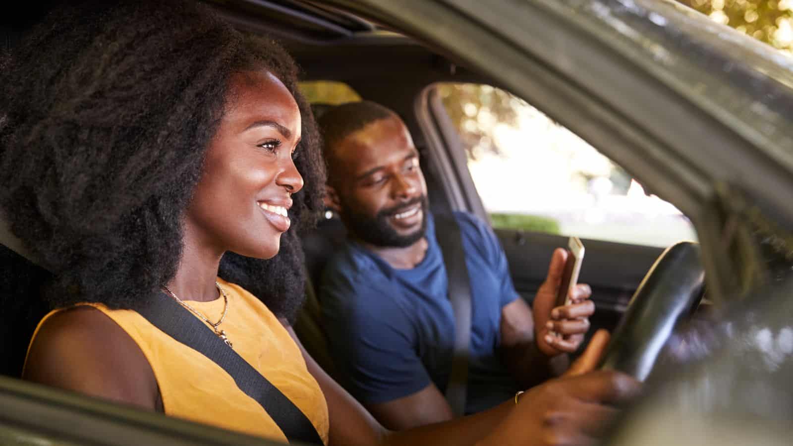 personne qui conduit la voiture