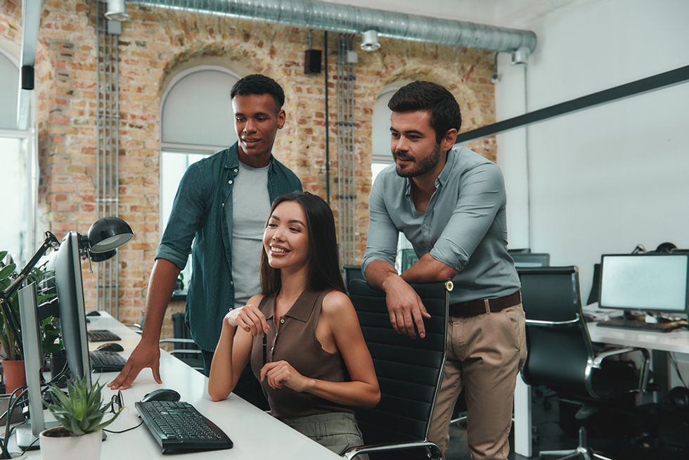 Jeune femme professionnelle prenant un risque en entreprenant un nouveau projet de travail et en gagnant en confiance grâce à celui-ci