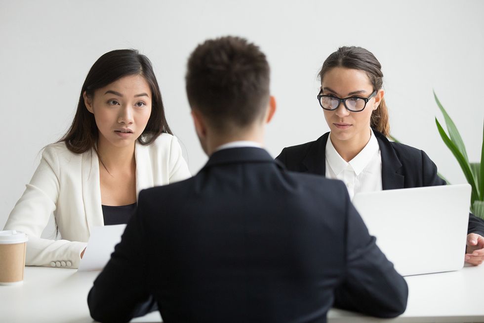 Un candidat à un emploi répond à la question difficile de l'entretien, "Pourquoi quittez-vous votre employeur ?"