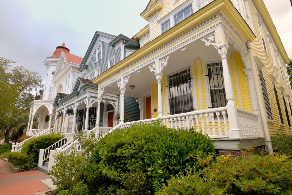 Maisons mitoyennes aux couleurs vives