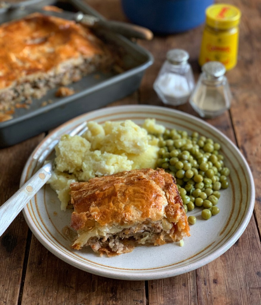 Tarte feuilletée aux saucisses et à l'oignon