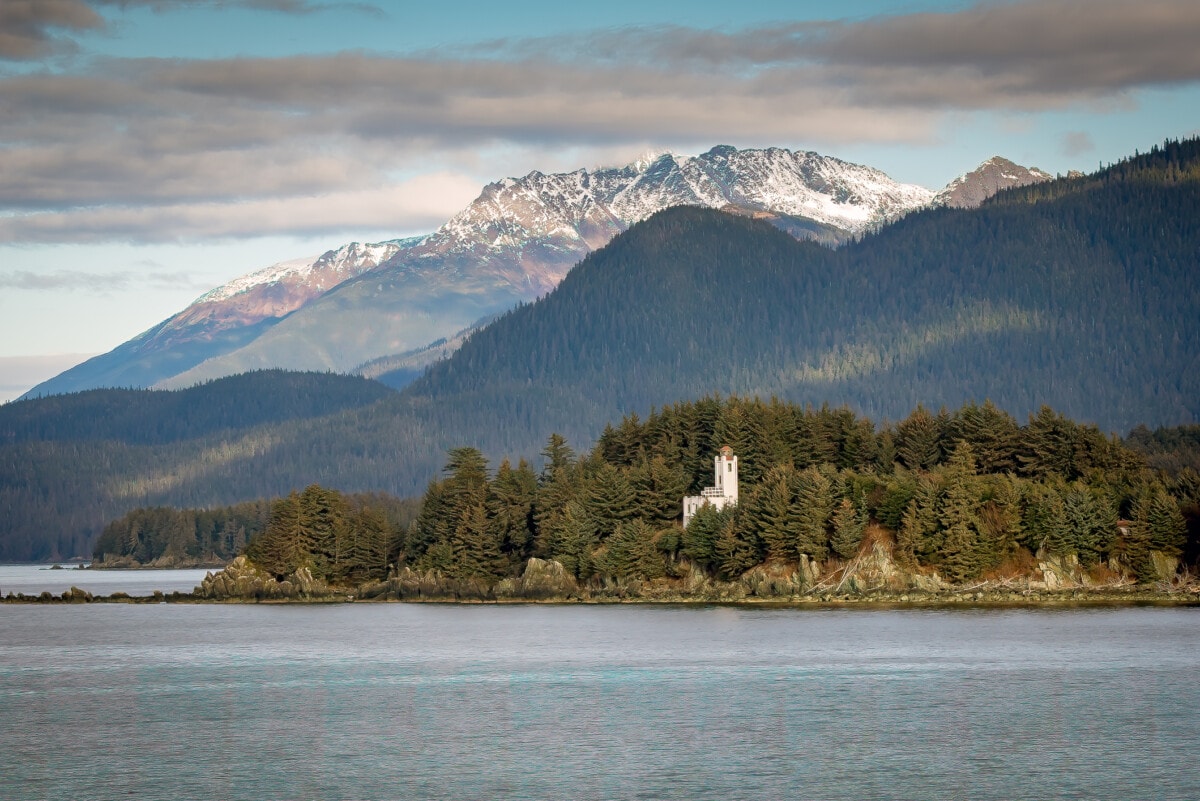 Phare de l'île Sentinel dans le passage intérieur de l'Alaska, près de Juneau, Alaska, États-Unis