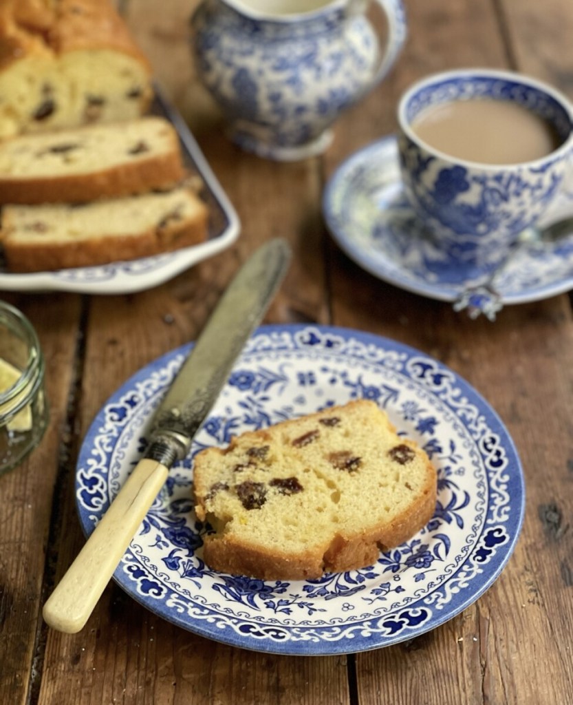 Gâteau au pain aux raisins secs et thé au citron