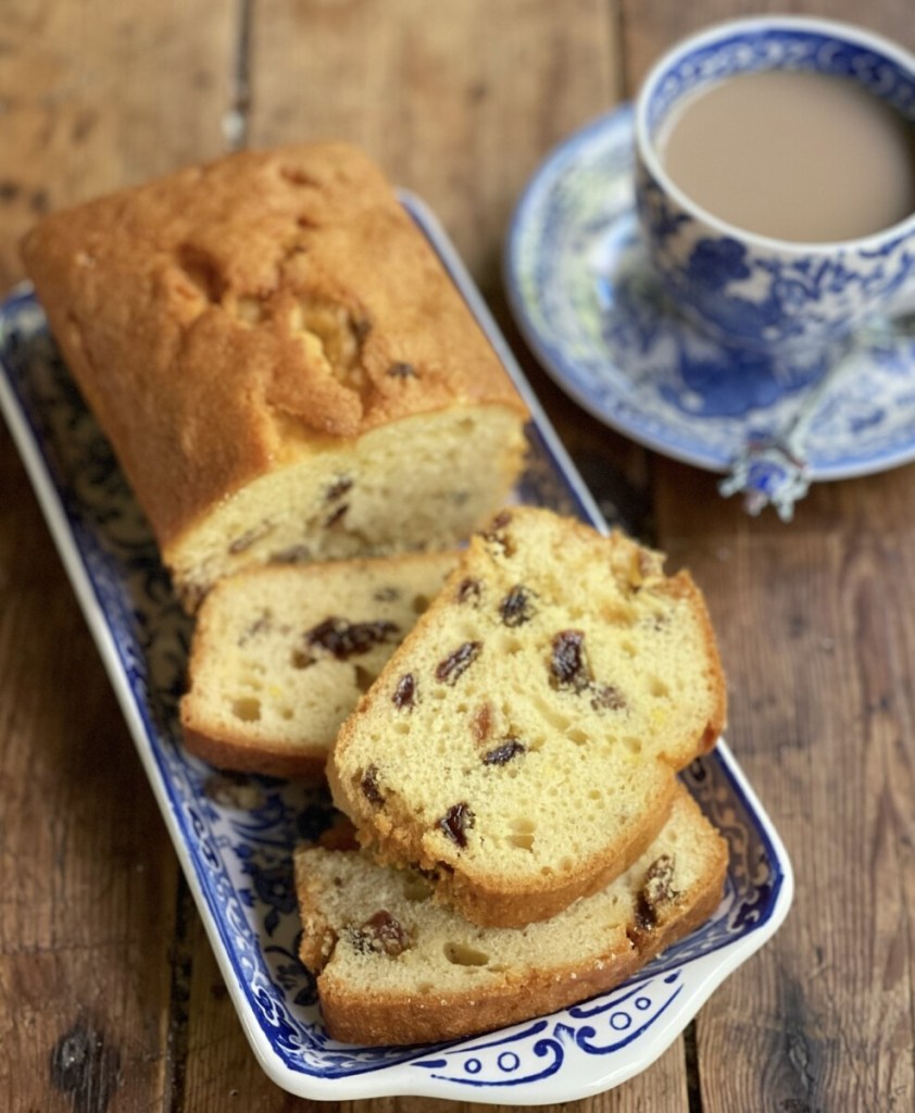 Gâteau au pain aux raisins secs et thé au citron