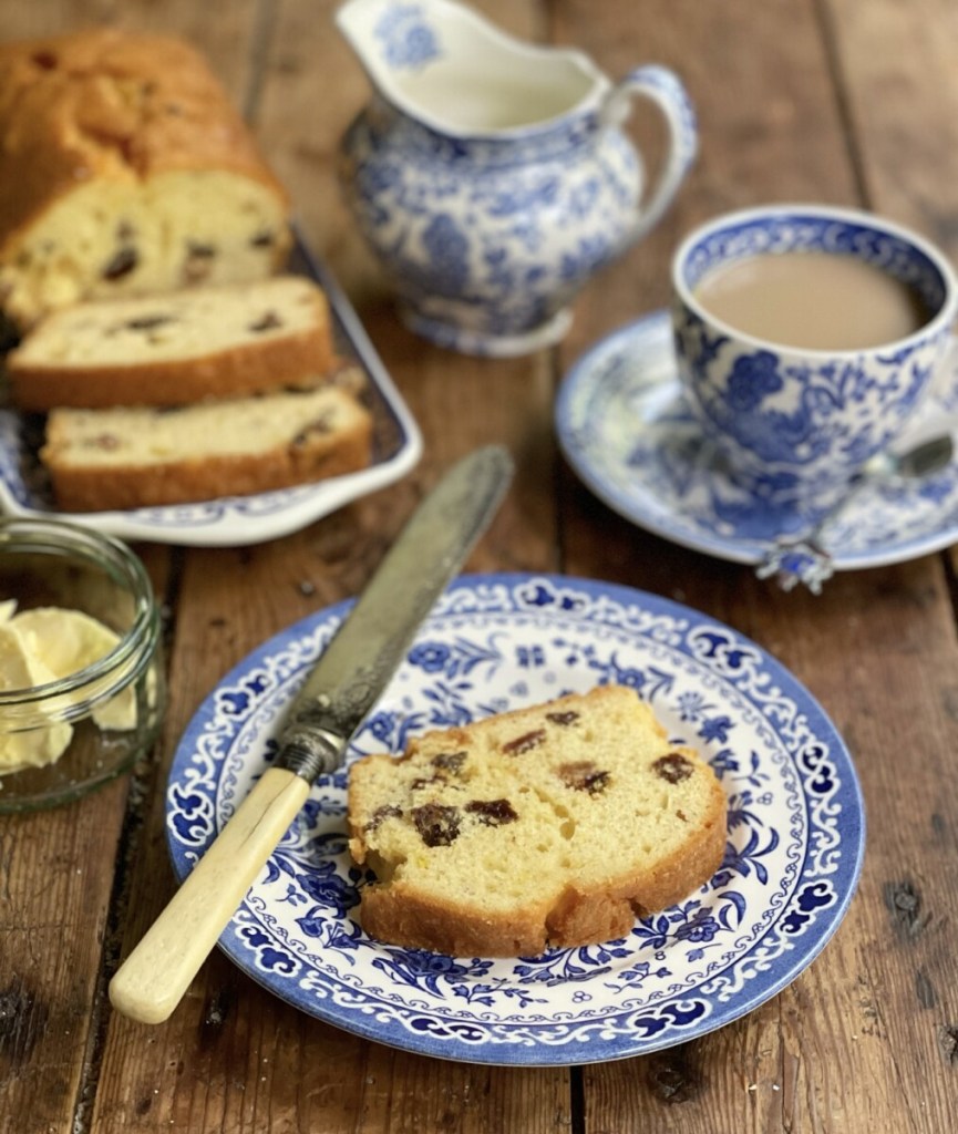 Gâteau au pain aux raisins secs et thé au citron