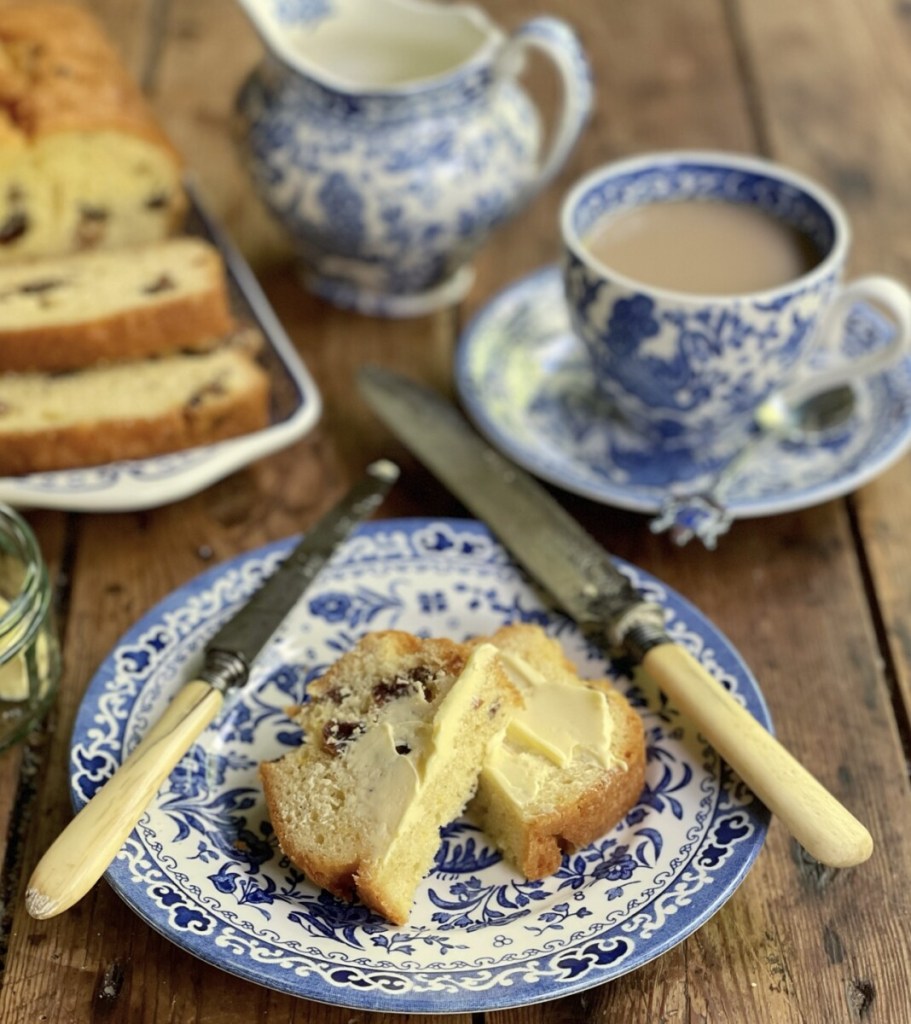 Gâteau au pain aux raisins secs et thé au citron