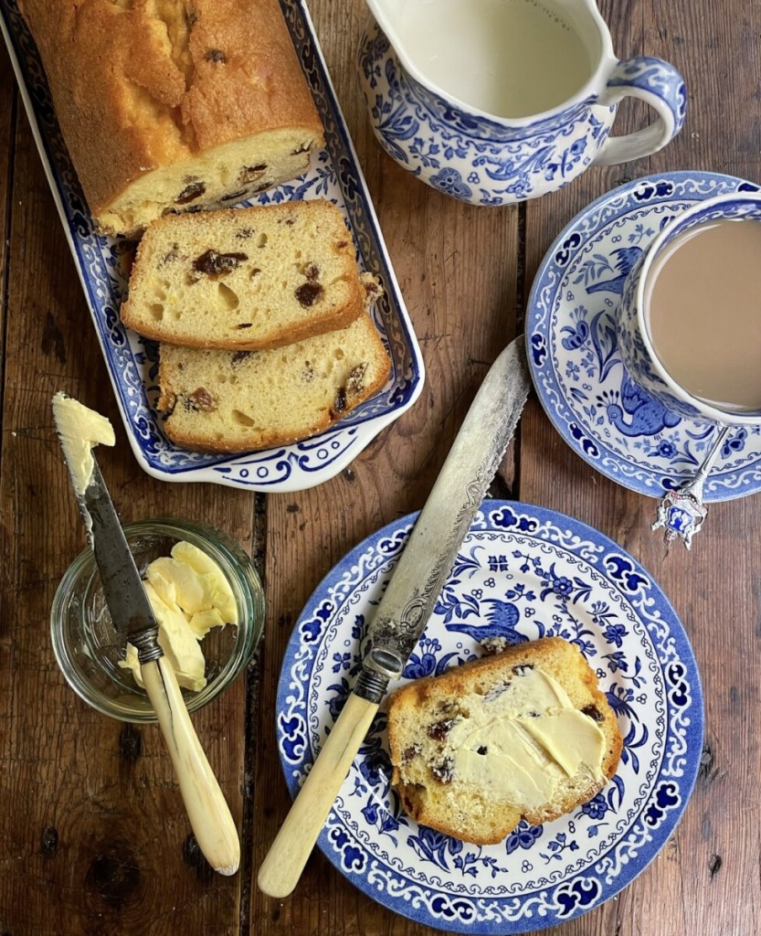 Gâteau au pain aux raisins secs et thé au citron