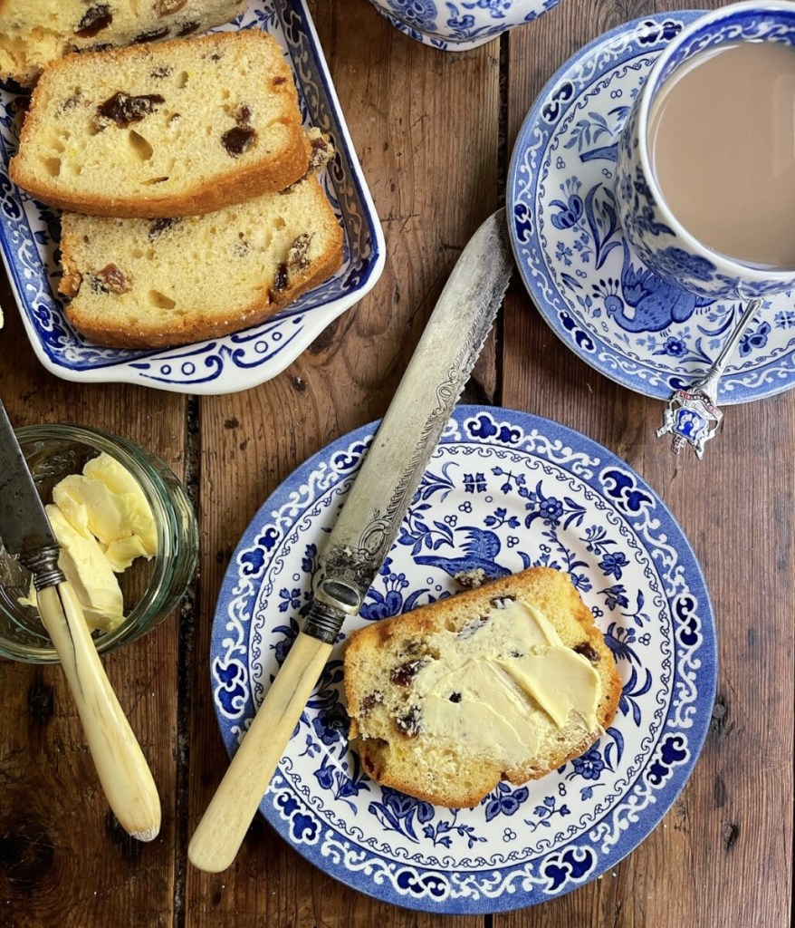 Gâteau au pain aux raisins secs et thé au citron