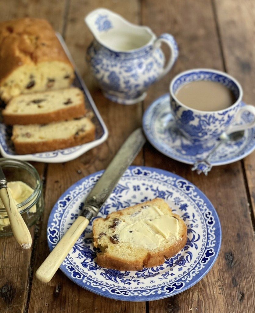 Gâteau au pain aux raisins secs et thé au citron