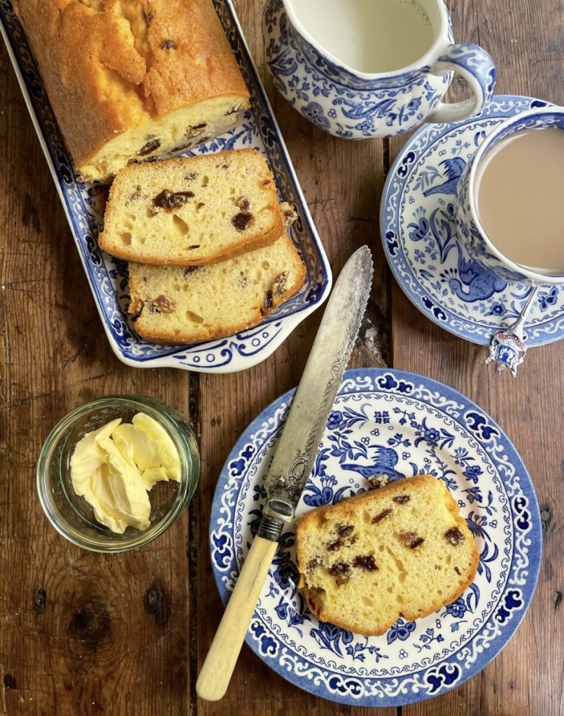 Gâteau au pain aux raisins secs et thé au citron