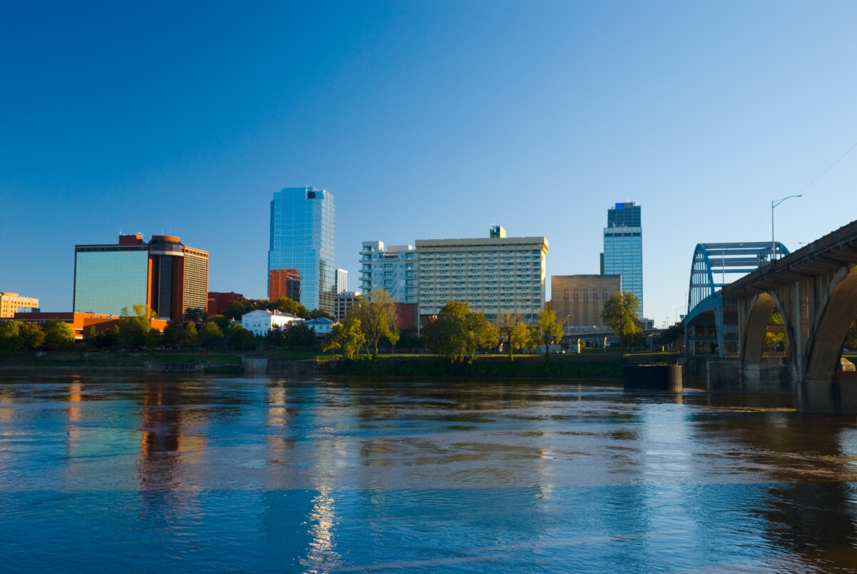 Horizon, rivière et pont du centre-ville de Little Rock