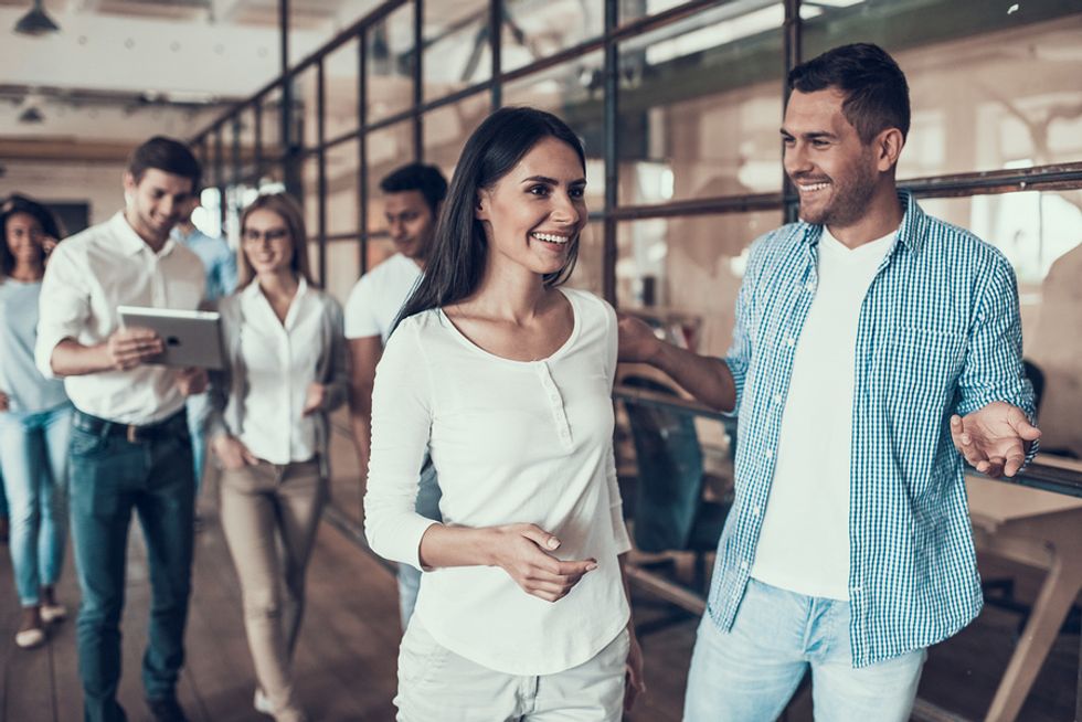 Une nouvelle employée avec une attitude positive présentée au bureau par une collègue lors de son premier jour de travail