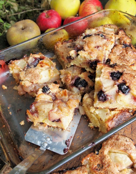 Cuire à la poêle avec les pommes, les ronces et les poires