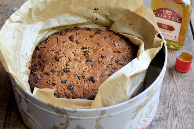 À un peu moins de six semaines du grand jour, le jour de Noël, il est maintenant temps de préparer votre gâteau de Noël !  Je le prépare à tout moment entre fin octobre et mi-novembre, pour tenter de le « nourrir » abondamment de cognac, ce qui donne un gâteau moelleux, riche et fruité que toute ma famille (et mes amis) adorent.