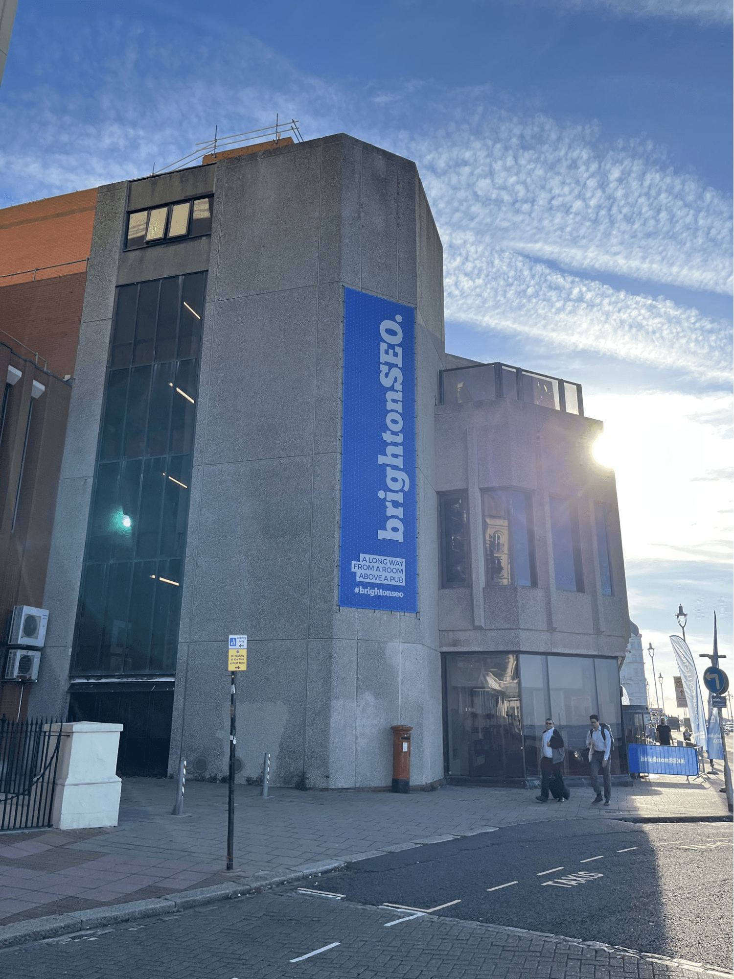 BrightonSEO avec un ciel bleu