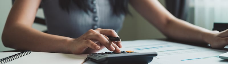 calculatrice de femme financière