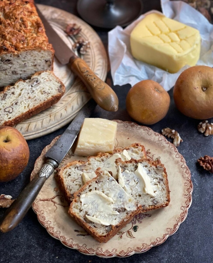 Pain au thé avec du fromage, des noix et des pommes