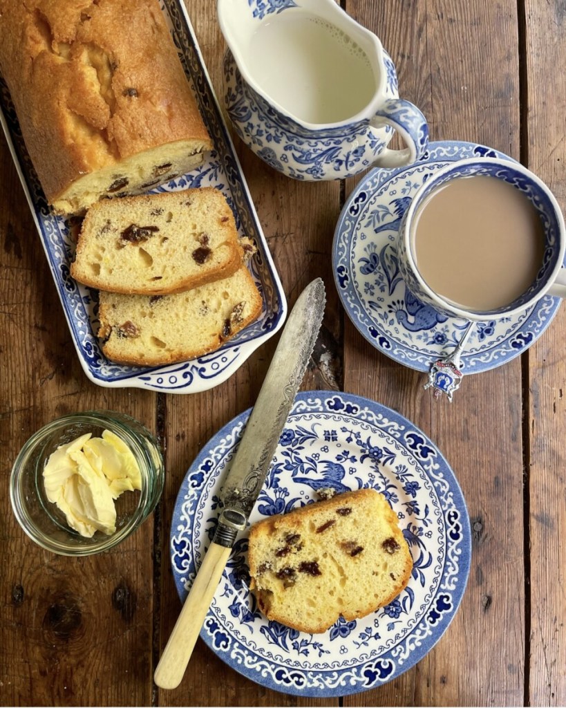 Gâteau au pain aux raisins secs et thé au citron