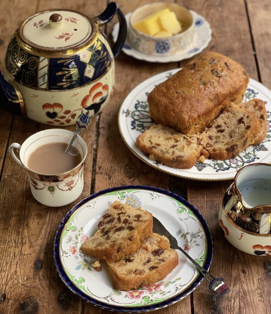 Pain au thé au gingembre et sirop doré avec tige