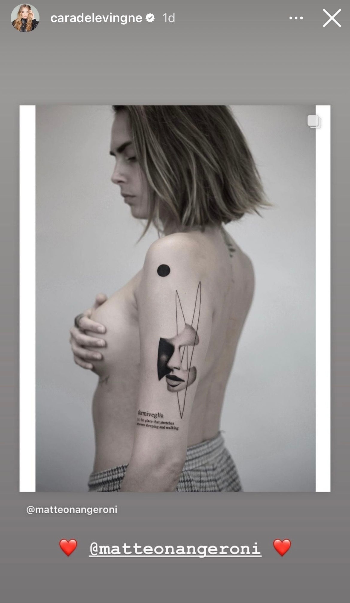 Cara Delevingne pose seins nus et exhibe son nouveau tatouage sur son bras