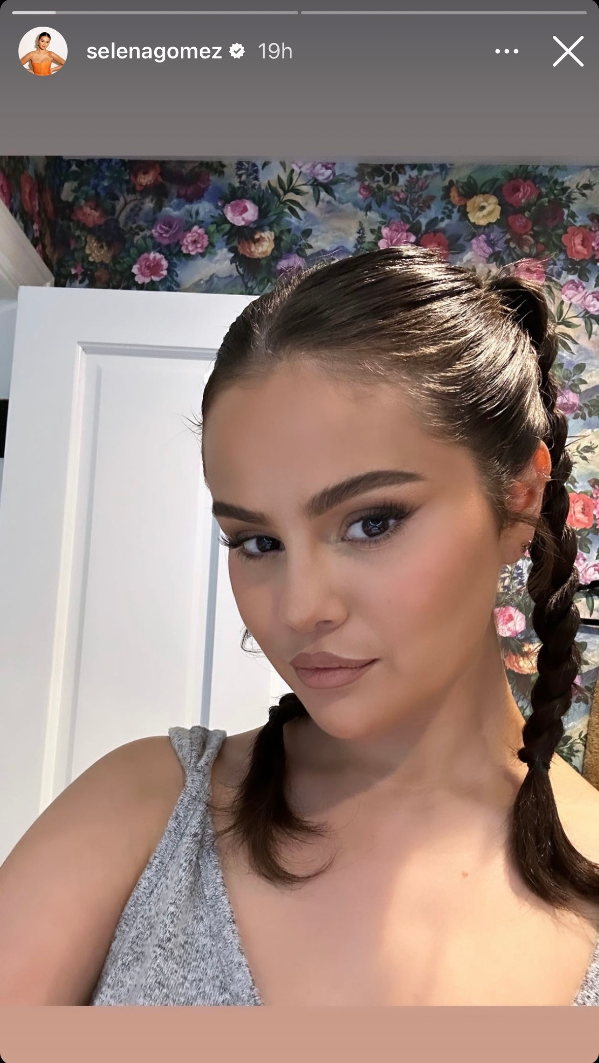 capture d'écran des histoires Instagram de Selena Gomez montrant un selfie d'elle portant un maquillage pour les yeux charbonneux avec des tresses et...