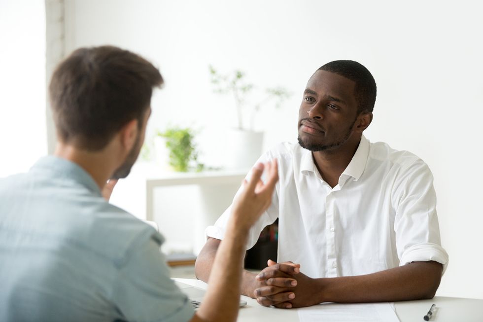 Employé recevant des commentaires constructifs dans un bureau et réfléchissant à la manière de développer ses compétences en leadership