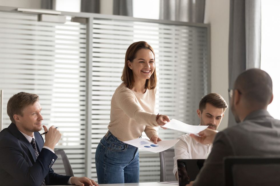 Une femme leader au travail enthousiasmée par le travail à venir