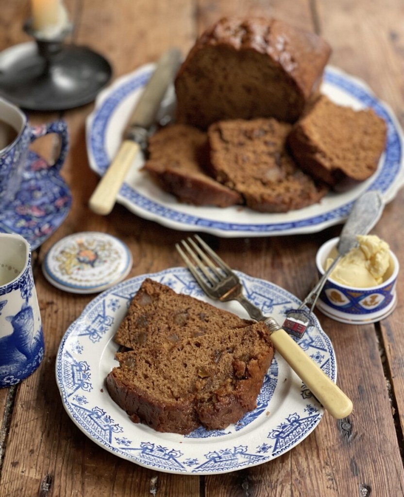 Cette recette de pain au thé au miel et au gingembre date de la 38e édition, soit 1988. Je n'avais jamais remarqué cette recette auparavant et c'est la première fois que je la prépare.  Je vais le refaire cependant, car c'est un fabuleux pain au thé ;  il est foncé et collant avec une vraie pointe de gingembre, qui se marie bien avec la douceur du miel.