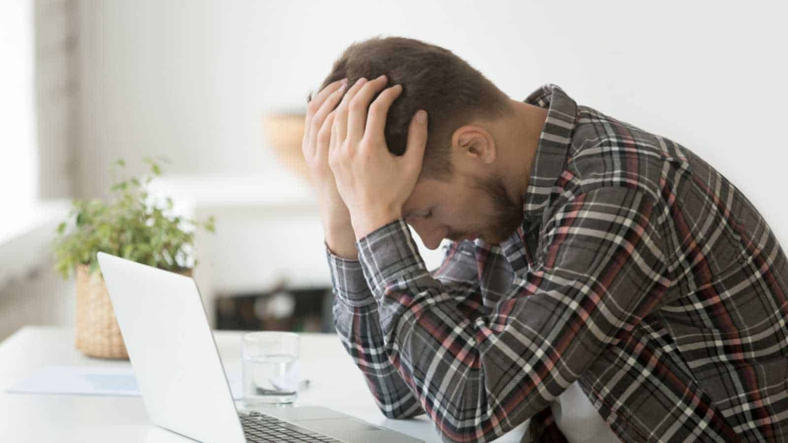 Homme stressé au travail