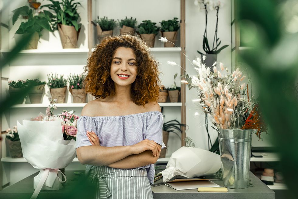 La jeune femme travaille à temps partiel tout en cherchant un poste à temps plein