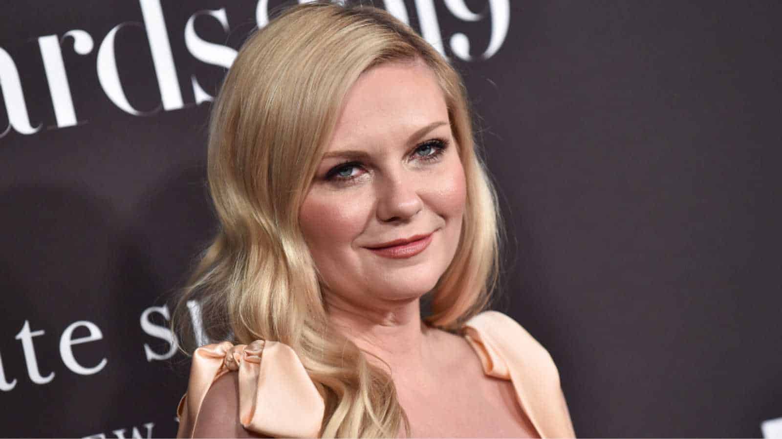 LOS ANGELES - 21 OCTOBRE : Kirsten Dunst arrive pour les InStyle Awards 2019 le 21 octobre 2019 à Los Angeles, Californie