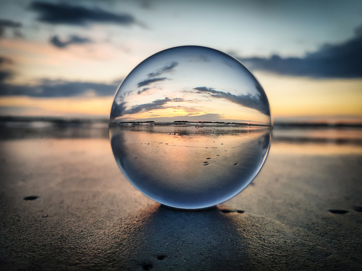 Une image regardant le lever du soleil à travers une boule d'objectif - Riviera Romagnola représentant le mot stratégie