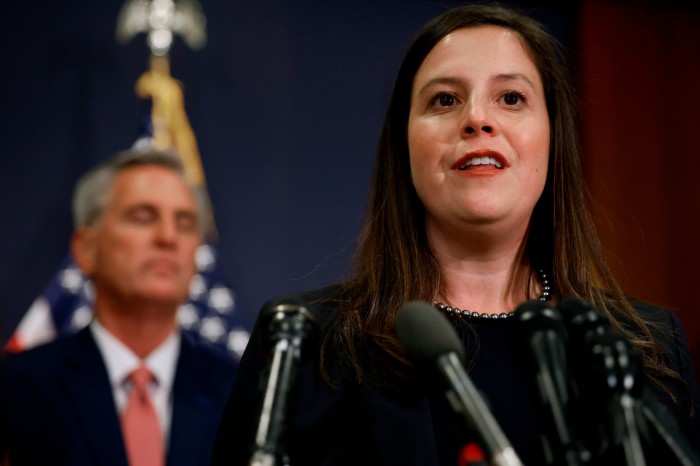 La députée de New York Elise Stefanik, avec le président déchu Kevin McCarthy derrière elle, 